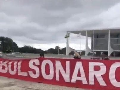 Manifestação em frente ao Planalto pede a saída de Bolsonaro