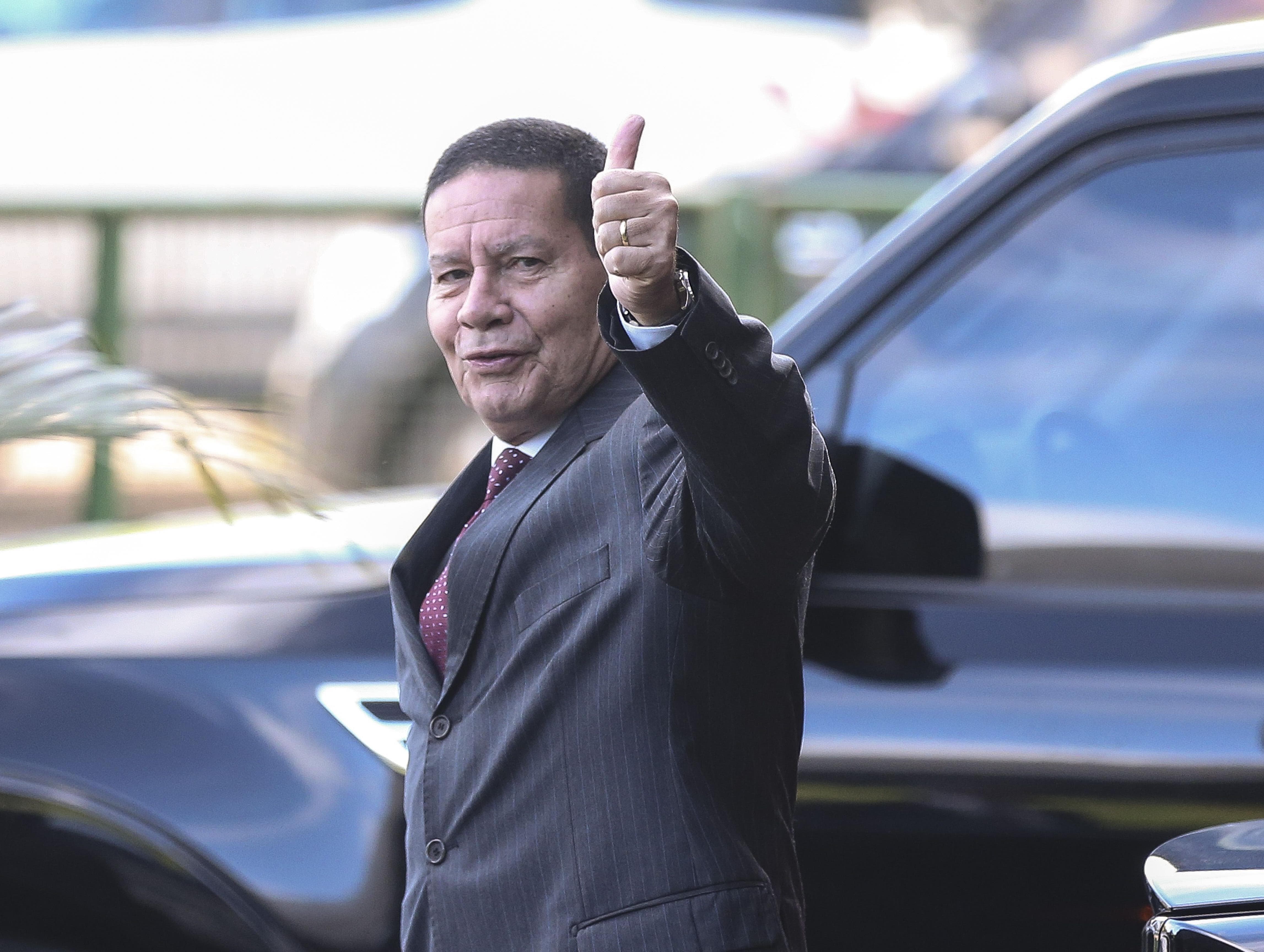 Mourão testa negativo para coronavírus e volta às atividades, diz assessoria