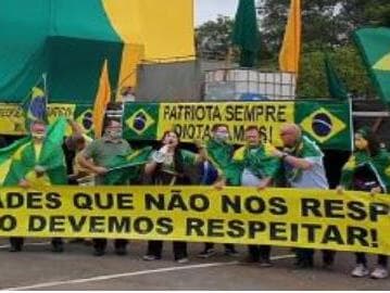 Promotor pede isolamento de casal que participou de caravana para ver Bolsonaro