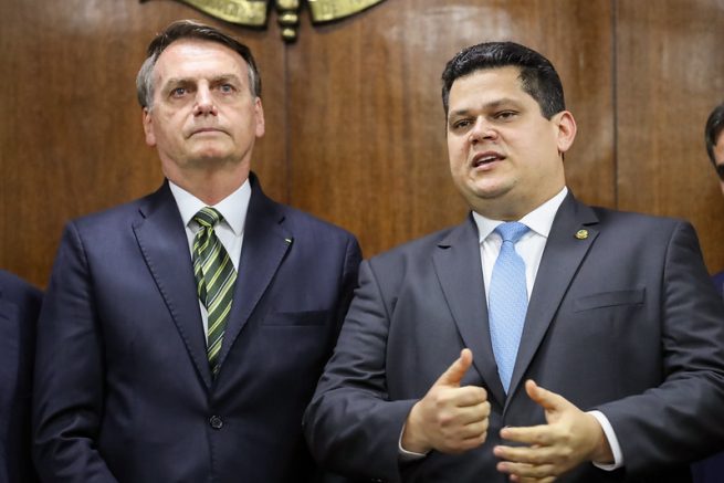 Davi Alcolumbre pede a Bolsonaro que acene com bandeira branca