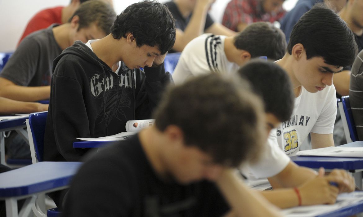 Deputados coletam assinaturas para votar com urgência o adiamento do Enem