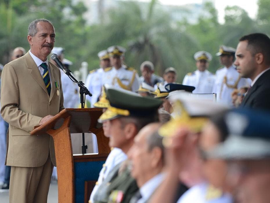 Bolsonaro não tem apoio militar para golpe, diz ex-ministro da Defesa