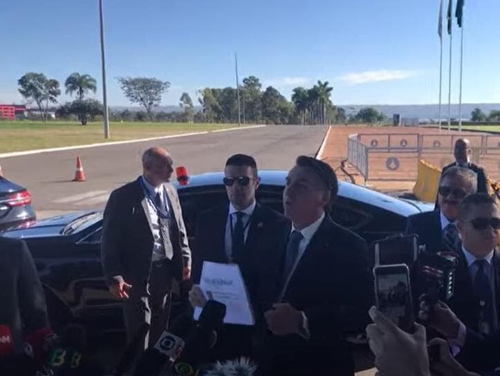 Bolsonaro manda jornalistas calarem a boca em frente ao Palácio da Alvorada