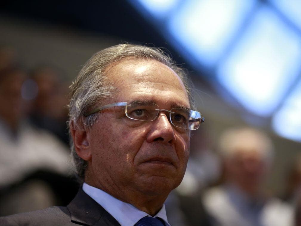 Servidores públicos pedem indenização por danos morais a Paulo Guedes