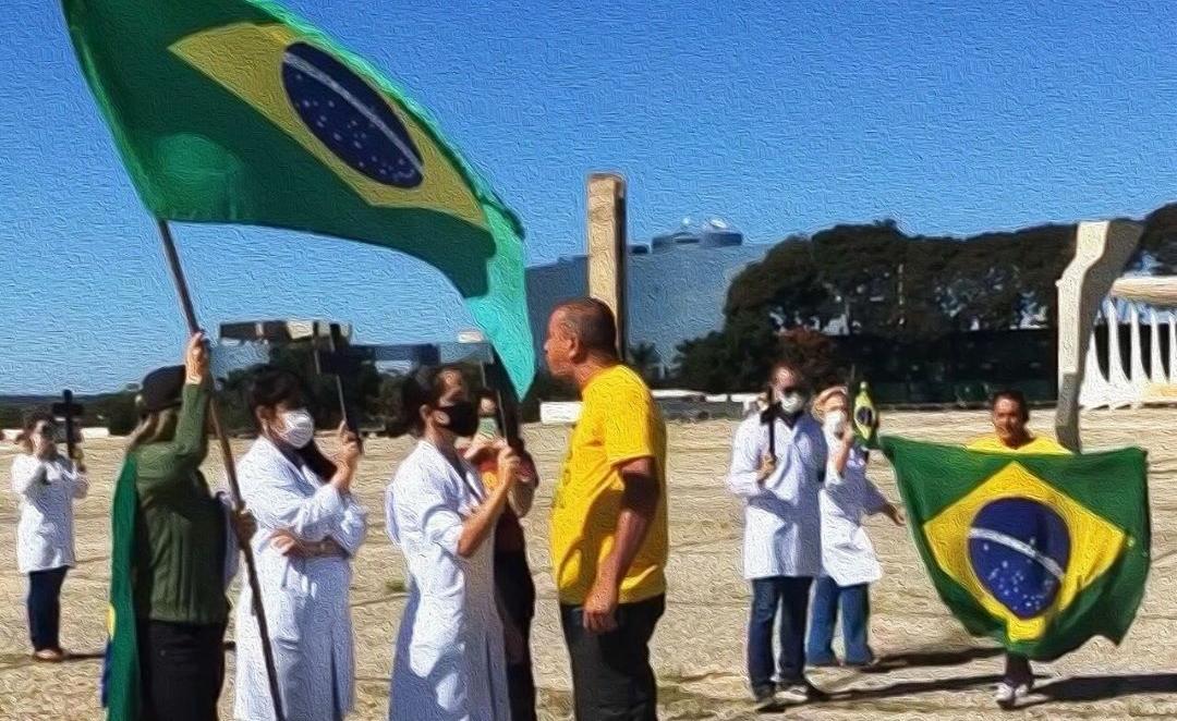 Em protesto, bolsonaristas atacam profissionais de saúde; veja o vídeo