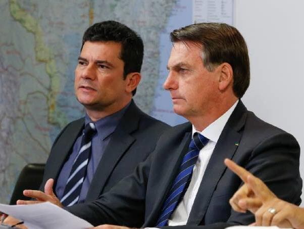 Moro mostra mensagem em que Bolsonaro o cobrou por ação da PF contra aliados