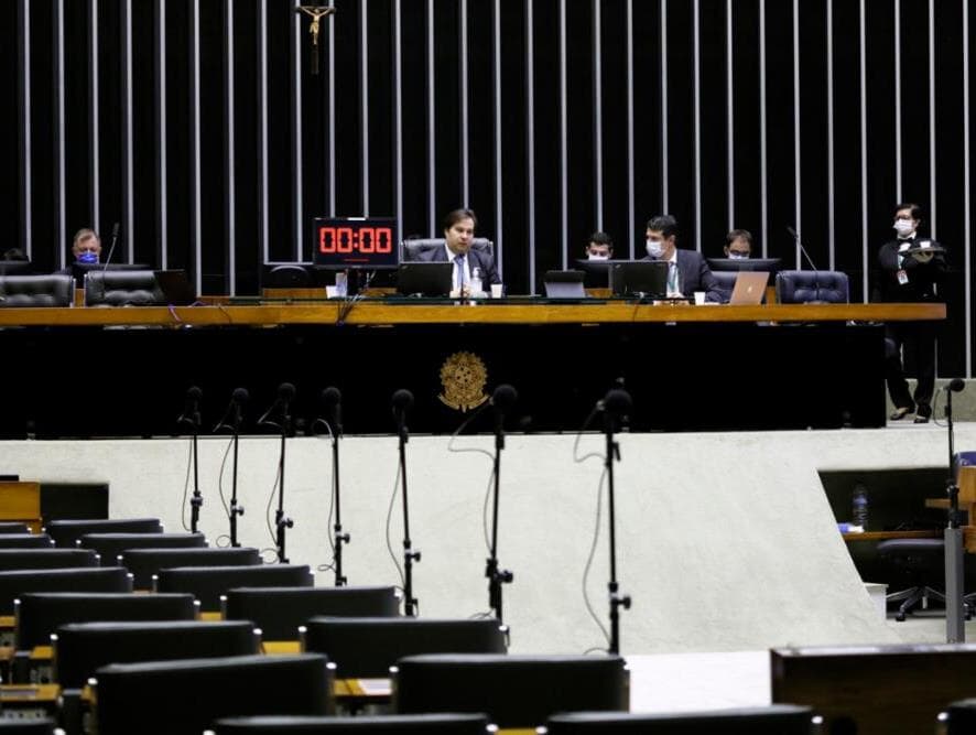 Pressão por impeachment cresce: Maia já tem quase 30 pedidos sobre a mesa