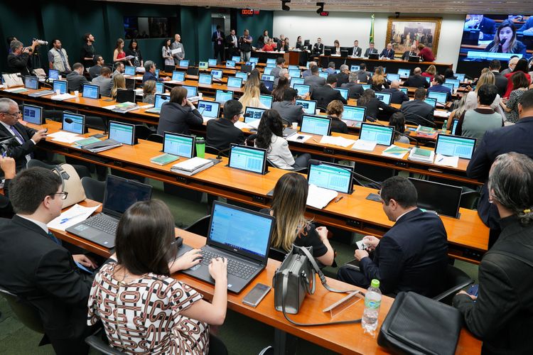 Sem comissões, Congresso tem debate menos técnico e discussões paralisadas