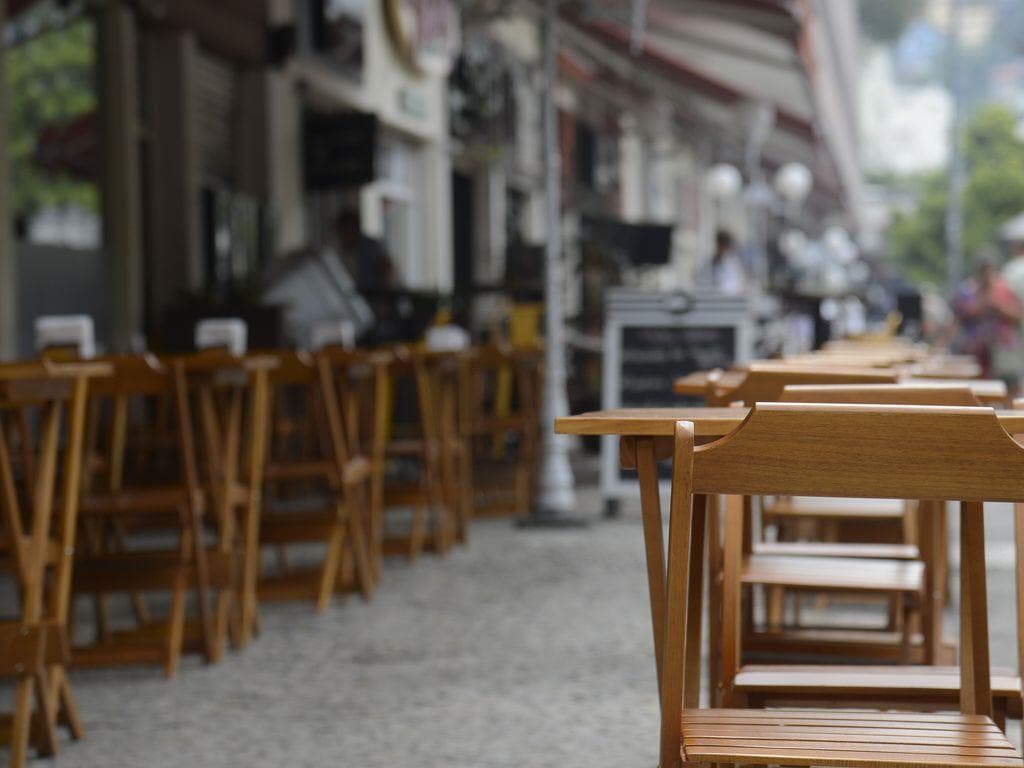 Trabalhadores de turismo e restaurantes serão mais afetados por cortes