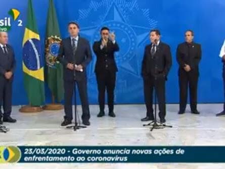 Bolsonaro anuncia recursos pra estados, mas cobra apoio dos governadores