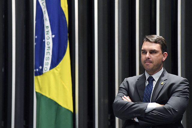 Flávio Bolsonaro critica Maia por "ataques diários ao Executivo"