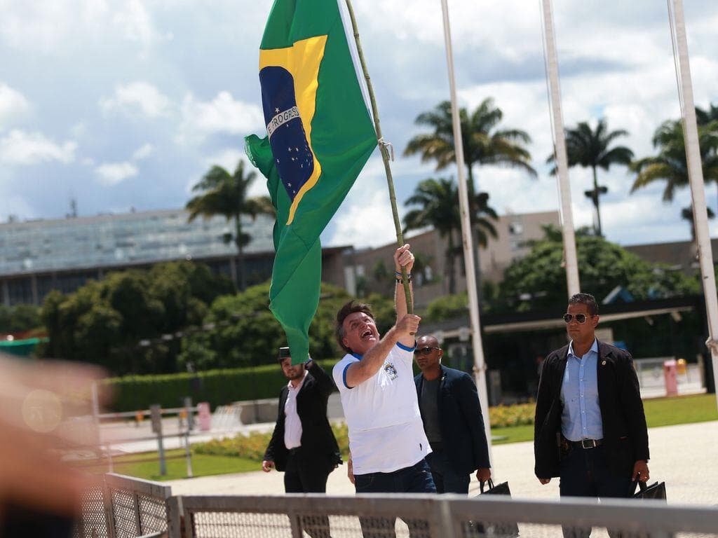 Bolsonaro fará festa de aniversário e culpa governadores por queda na economia