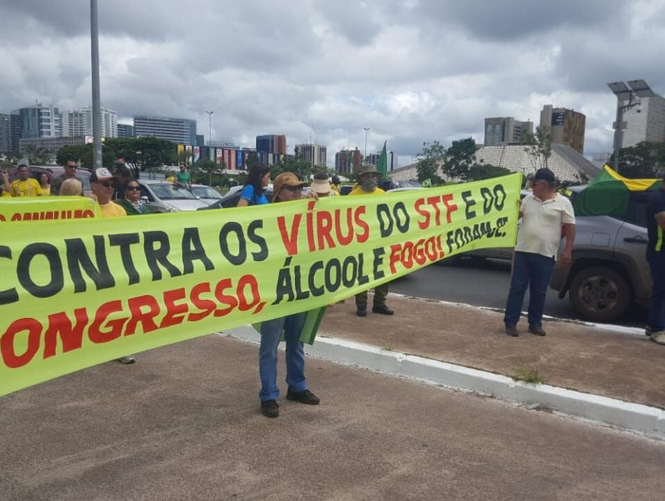 Álcool e fogo contra STF e "demissão" de Maia e Davi: as imagens do ato pró-Bolsonaro