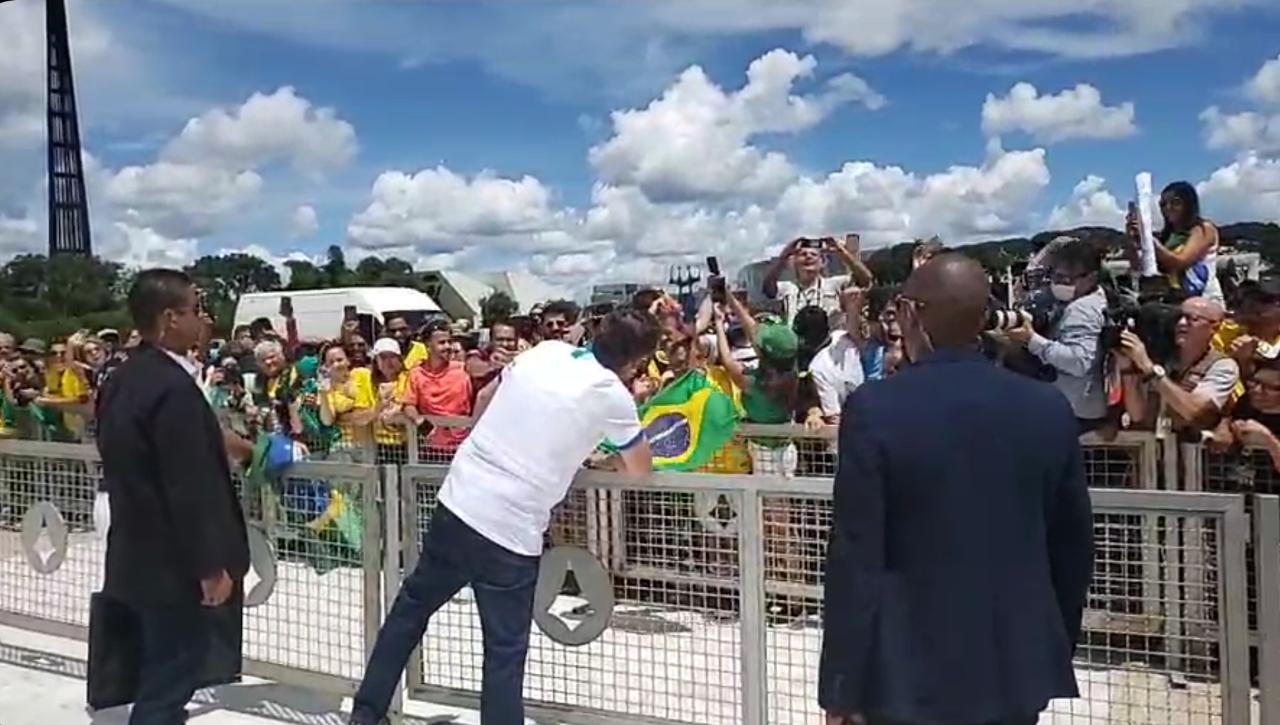 Bolsonaro desrespeita isolamento e participa de ato pró-governo em Brasília