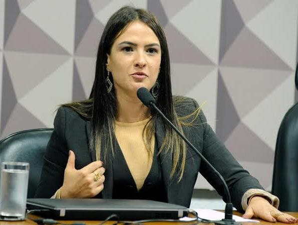 Bolsonaro compra voto com emenda e desvia foco disso, diz deputada