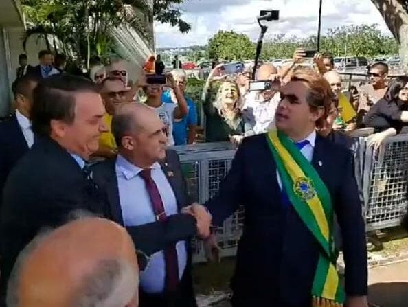 O palhaço do presidente e a claque