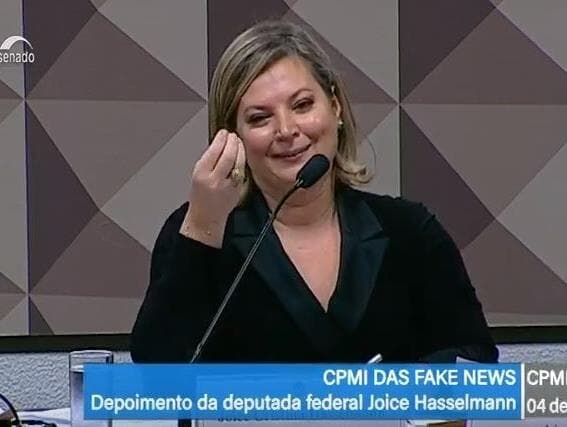 Após ser barrada, Joice é oficialmente líder do PSL no lugar de E. Bolsonaro