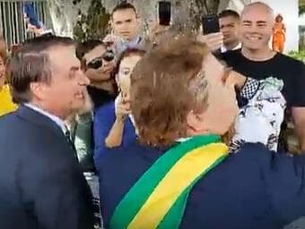 Bolsonaro e humorista debocham de jornalistas e presidente não comenta PIB