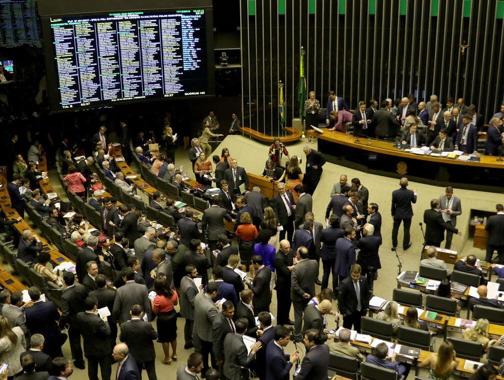 Oposição e Centrão estudam formar superbloco com 481 deputados