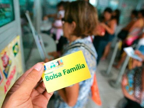 Com crise e cortes no Bolsa Família, 3 milhões entraram na extrema pobreza