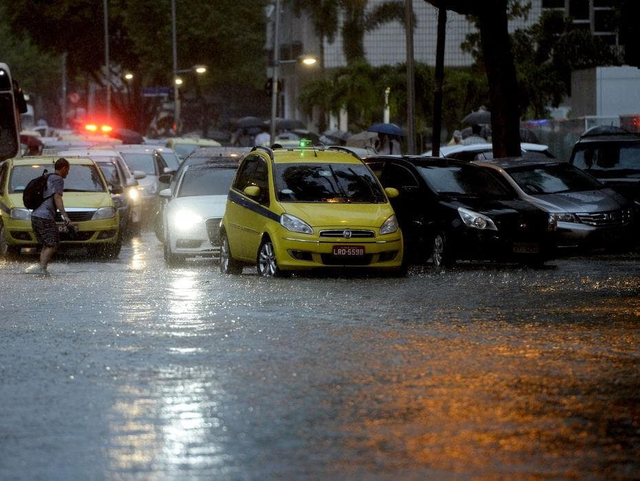 Chuvas deixam 5 mil desalojados no Rio de Janeiro