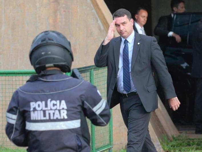 Flávio Bolsonaro visitava miliciano na cadeia