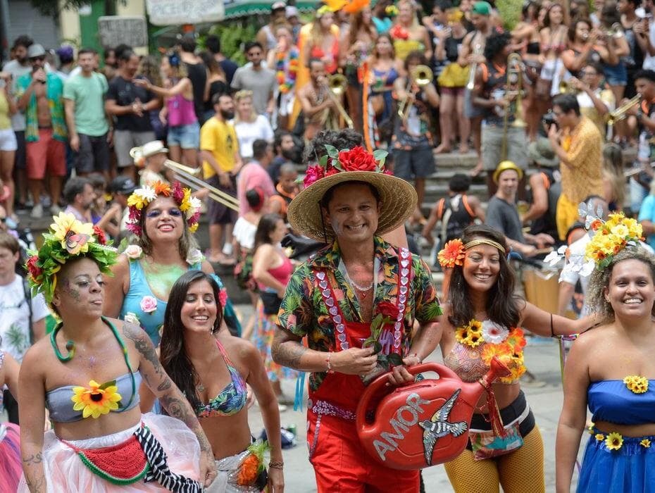 Carnaval: deputado quer proibir uso de glitter e purpurina com plástico