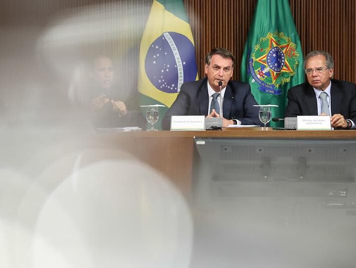 Bolsonaro autoriza Guedes a avançar com reforma administrativa, mas tensão persiste