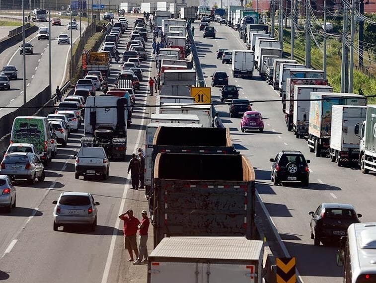 Caminhoneiros planejam nova paralisação para esta quarta