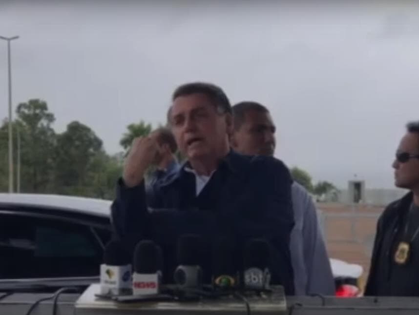 Bolsonaro faz gesto de banana contra jornalistas e reitera fala sobre Aids