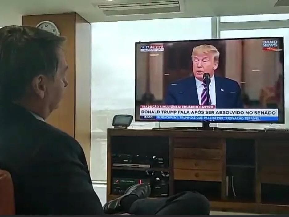 Bolsonaro faz live comentando fala de Trump após rejeição do impeachment