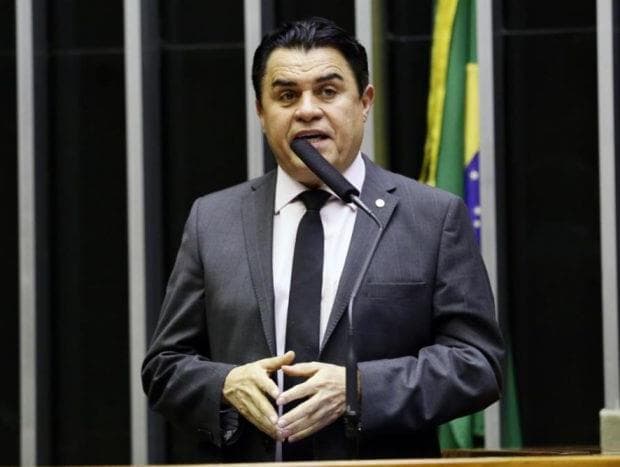 Decisão sobre afastar deputado é papel do parlamento, afirma Maia