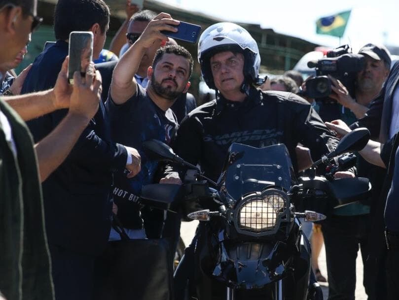 Bolsonaro altera modelo de placa Mercosul para veículos