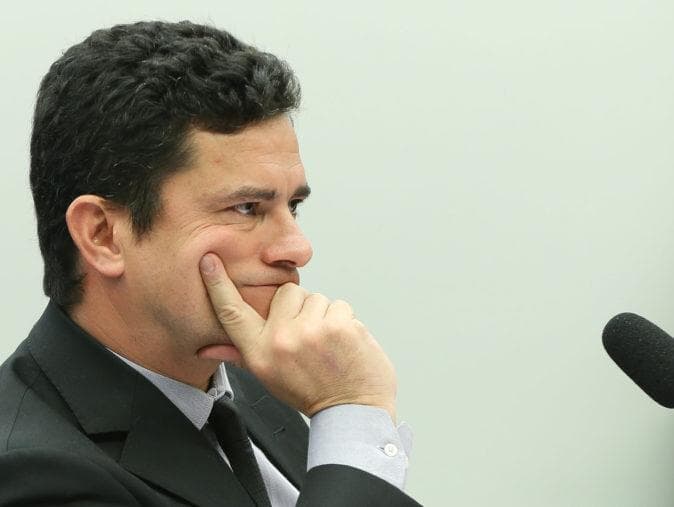 Bolsonaro tira de Sergio Moro o poder de expulsar estrangeiros