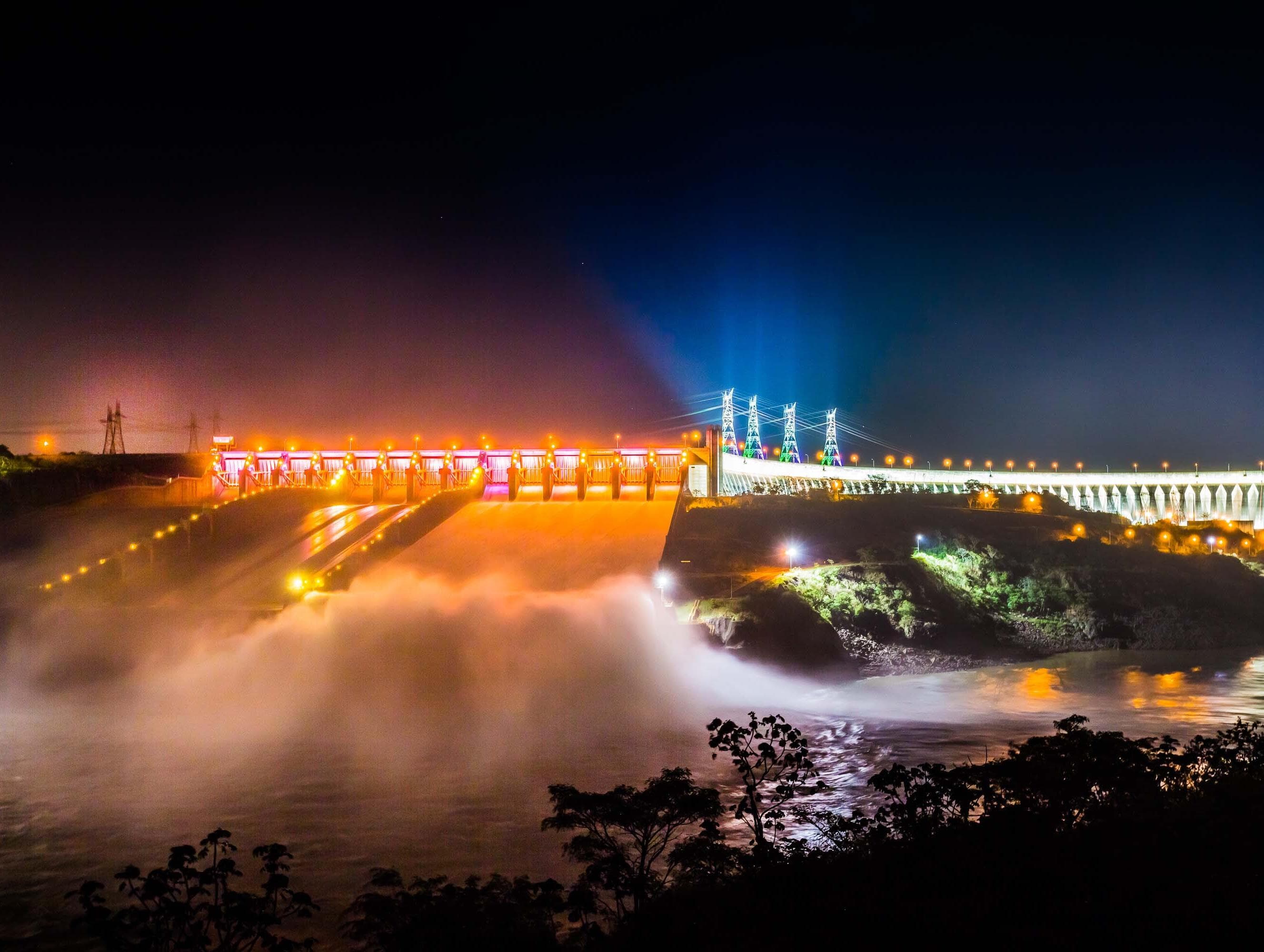 Itaipu paga 2,8 salários a mais para diretores e funcionários