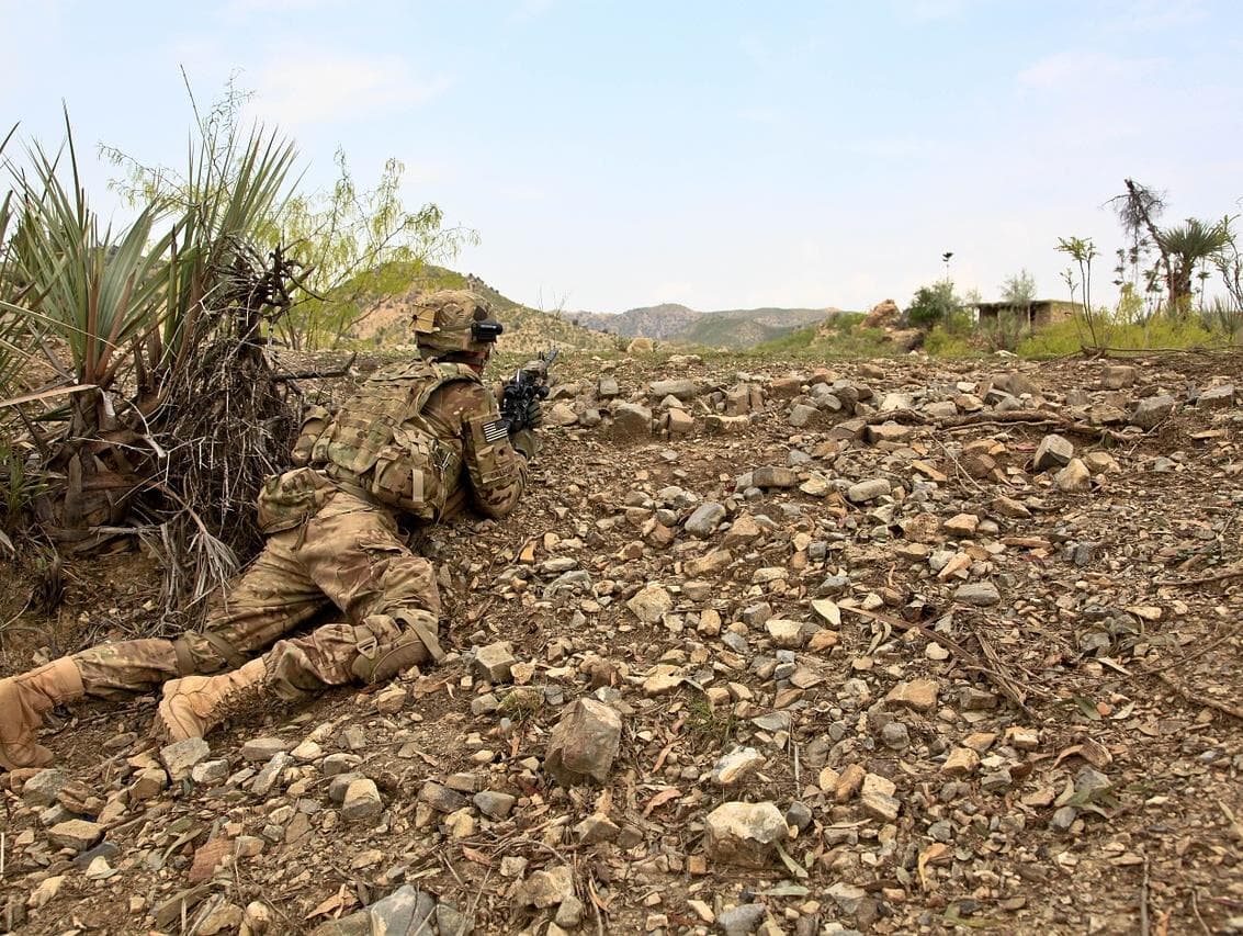 Base militar com soldados dos Estados Unidos é atacada no Iraque