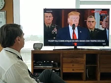 Bolsonaro faz "live react" do pronunciamento de Trump na Globo News