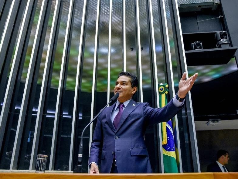 Marcos Pereira desiste, apoia Hugo Motta e causa reviravolta em eleição na Câmara