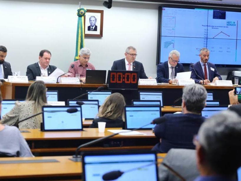 Câmara fecha fevereiro sem previsão de acordo para comissões