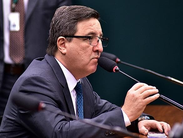 Após recuo do relator, comissão aprova parecer da LDO