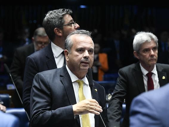 Rogério Marinho coleta assinaturas no Senado para plebiscito sobre aborto