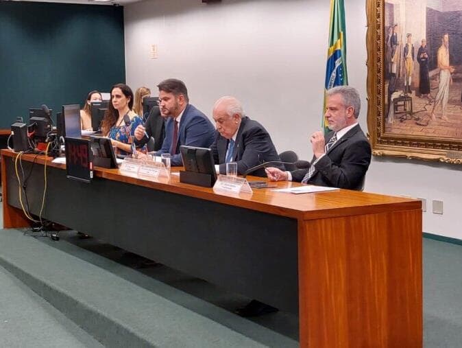 Comissão adia votação da PEC da Anistia Partidária