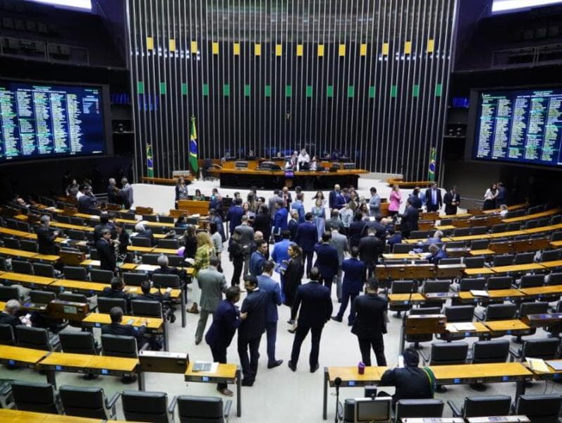 Câmara aprova voto de qualidade do Carf e deixa arcabouço fiscal para agosto