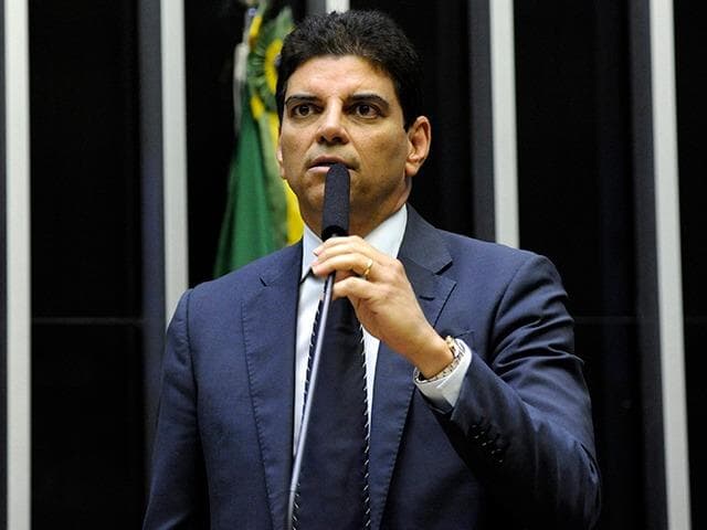 Arcabouço fiscal não terá sanções para gestores, antecipa relator