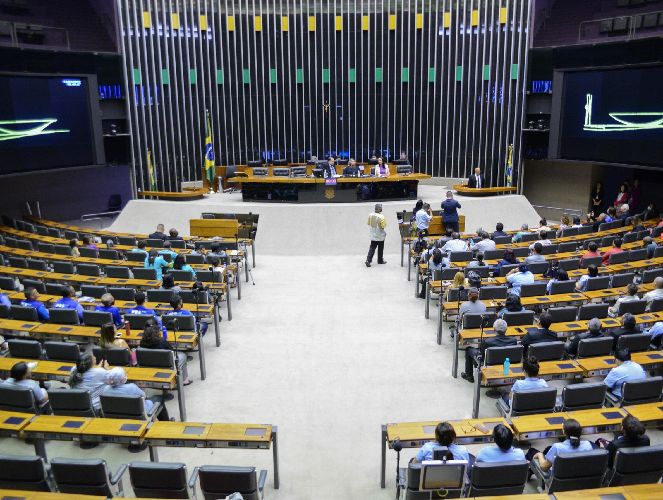 Câmara aprova intervenção no Distrito Federal em votação simbólica