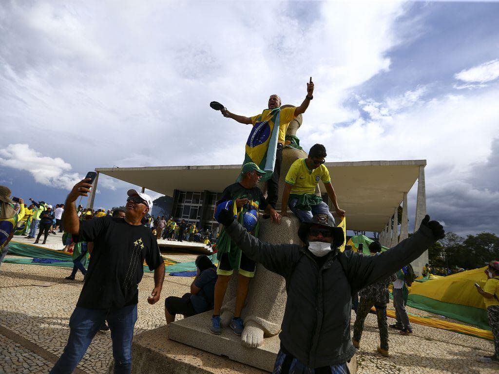 Dia seguinte a atos golpistas tem Congresso fechado, Lula com Rosa Weber e posses canceladas