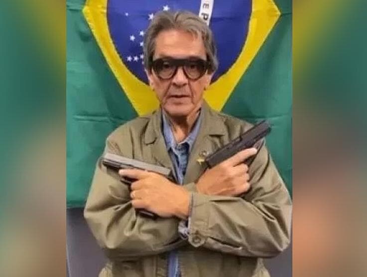 Após reagir ordem de prisão com tiros e granadas, Roberto Jefferson se entrega à PF