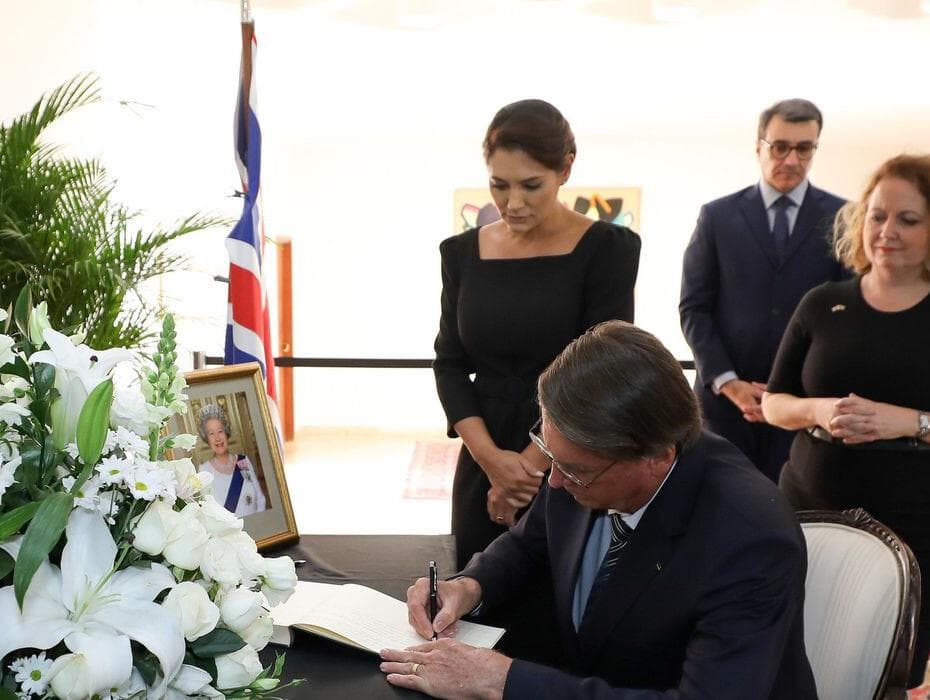 Bolsonaro e Michelle dão tom de campanha a funeral da rainha. Veja imagens