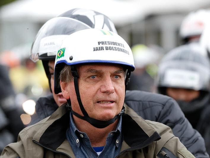 Vídeo: sem capacete, Bolsonaro quase leva queda em motociata