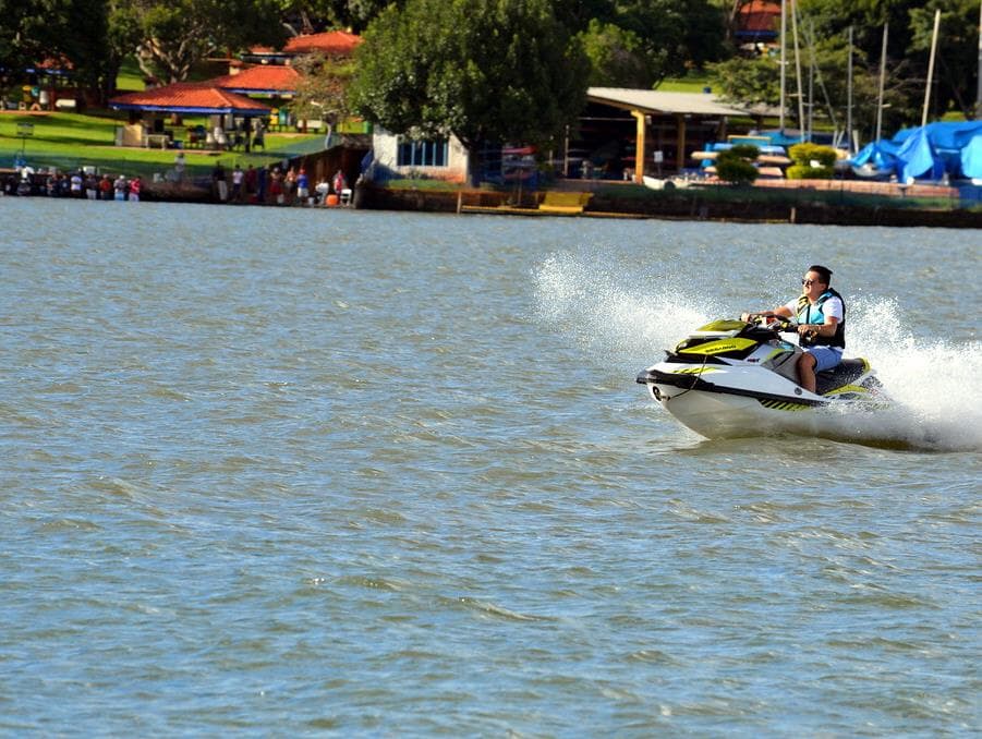 "Lanchaciata pela liberdade" reúne bolsonaristas no Lago Paranoá